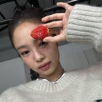 Jennie Kim Instagram - 알수없는 딸기 셀카 두장 🍓