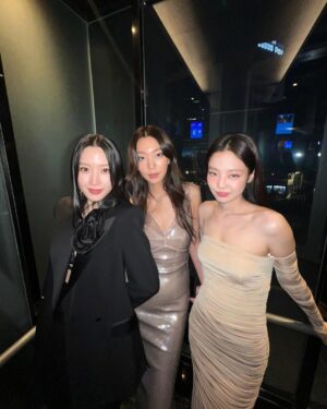 Jennie Kim Instagram - W