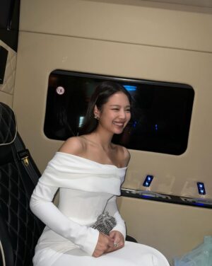 Jennie Kim Instagram - A huge honor to receive the Honorary MBEs and attend the South Korea-UK State Banquet at the Buckingham Palace🎖️💂‍♀️