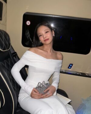 Jennie Kim Instagram - A huge honor to receive the Honorary MBEs and attend the South Korea-UK State Banquet at the Buckingham Palace🎖️💂‍♀️