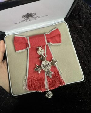 Jennie Kim Instagram - A huge honor to receive the Honorary MBEs and attend the South Korea-UK State Banquet at the Buckingham Palace🎖️💂‍♀️