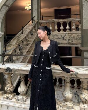 Jennie Kim Instagram - A huge honor to receive the Honorary MBEs and attend the South Korea-UK State Banquet at the Buckingham Palace🎖️💂‍♀️