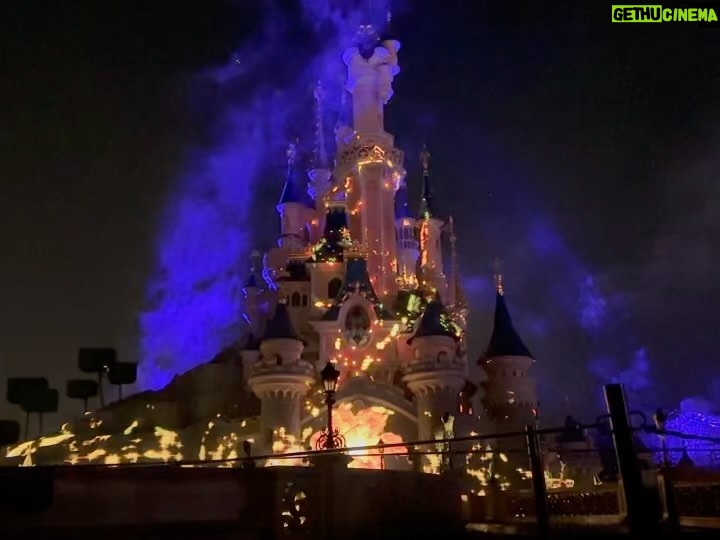 Jennie Kim Instagram - Where dreams come true...🔮 Disneyland Paris