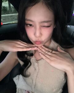 Jennie Kim Instagram - Falling for fall