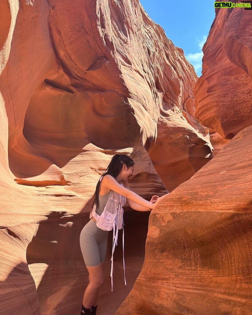 Jennie Kim Instagram - 신비로운 자연의 세계 🌍