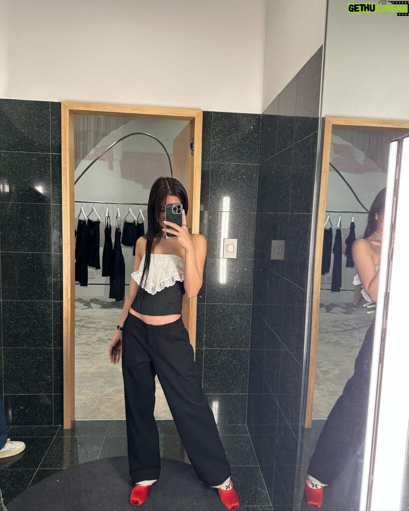 Jennie Kim Instagram - Playing dress up 🎀🛍🧸👗