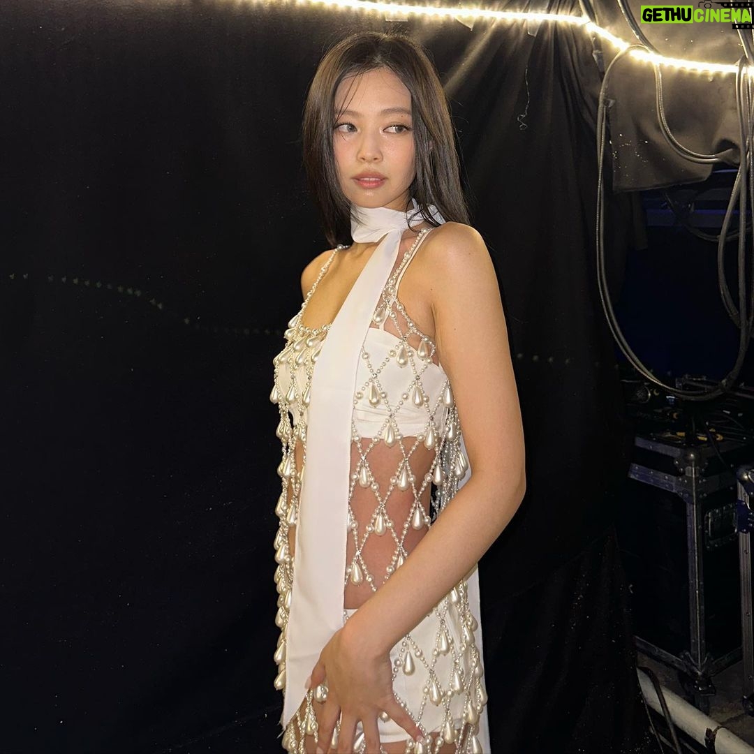 Jennie Kim Instagram - Met Life Stadium ⛈ Thank you for partying with us in the rain. Perfect way to kick off our encore in the U.S.💌