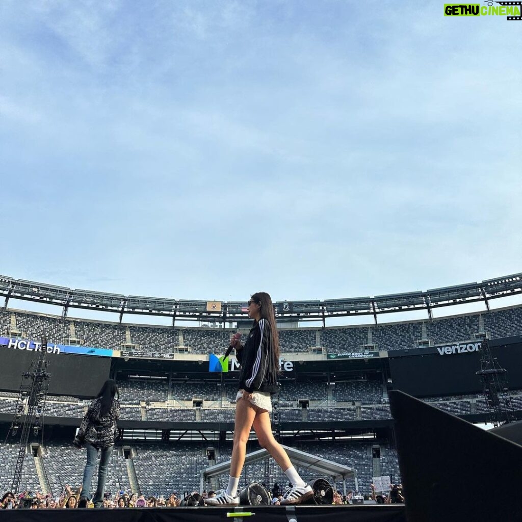 Jennie Kim Instagram - Met Life Stadium ⛈ Thank you for partying with us in the rain. Perfect way to kick off our encore in the U.S.💌