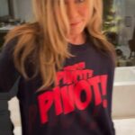 Jennifer Aniston Instagram - PIVOT! If you know you know… The second drop of our limited edition @friends merch is HERE 🥰 Link in my bio to see more about the cause and the Cast Collection👆🏼🛋 @americares