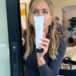 Jennifer Aniston Instagram - New @lolavie drop 🩵👏🏼