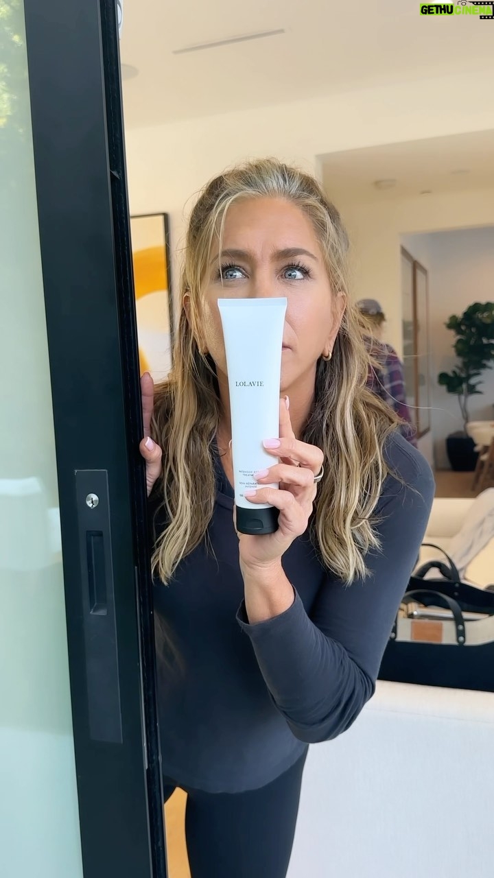 Jennifer Aniston Instagram - New @lolavie drop 🩵👏🏼