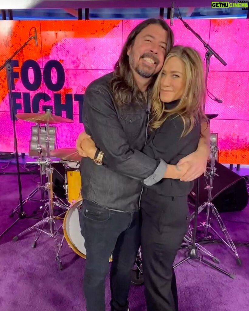 Jennifer Aniston Instagram - The @foofighters paid @themorningshow a visit. This super fan will never forget this day!! ❤️ Mind officially BLOWN 🤯 #FANFORLIFE #BESTHUMANSEVER 😘🙏🏼 #FBF