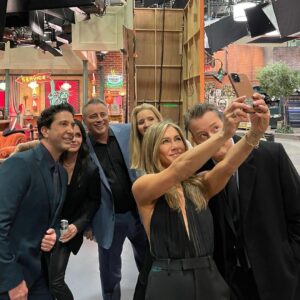 Jennifer Aniston Instagram - Still basking in all the love from the #FriendsReunion. Thank you each and every one of you ❤️⁣
⁣
Swipe for... The bazillionth selfie taken with the five of us... When two TOTALLY different worlds collide - @_schwim_’s face says it all ☺️ ... The legend himself, our director of the first season, Papa James Burrows 💞🥰
