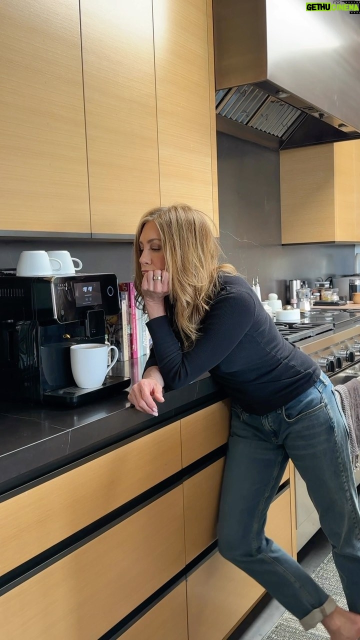Jennifer Aniston Instagram - Morning 👋🏼☕️ @vitalproteins