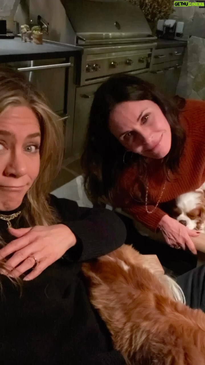 Jennifer Aniston Instagram - Thank god for girlfriends ❤️🙏🏼☺️
