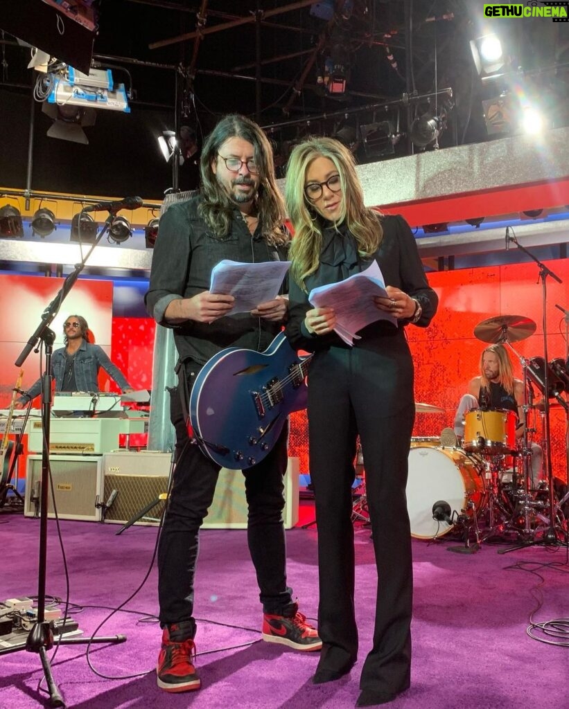 Jennifer Aniston Instagram - The @foofighters paid @themorningshow a visit. This super fan will never forget this day!! ❤️ Mind officially BLOWN 🤯 #FANFORLIFE #BESTHUMANSEVER 😘🙏🏼 #FBF