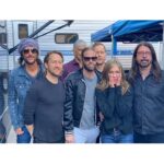Jennifer Aniston Instagram - The @foofighters paid @themorningshow a visit. This super fan will never forget this day!! ❤️ Mind officially BLOWN 🤯 #FANFORLIFE #BESTHUMANSEVER 😘🙏🏼 #FBF