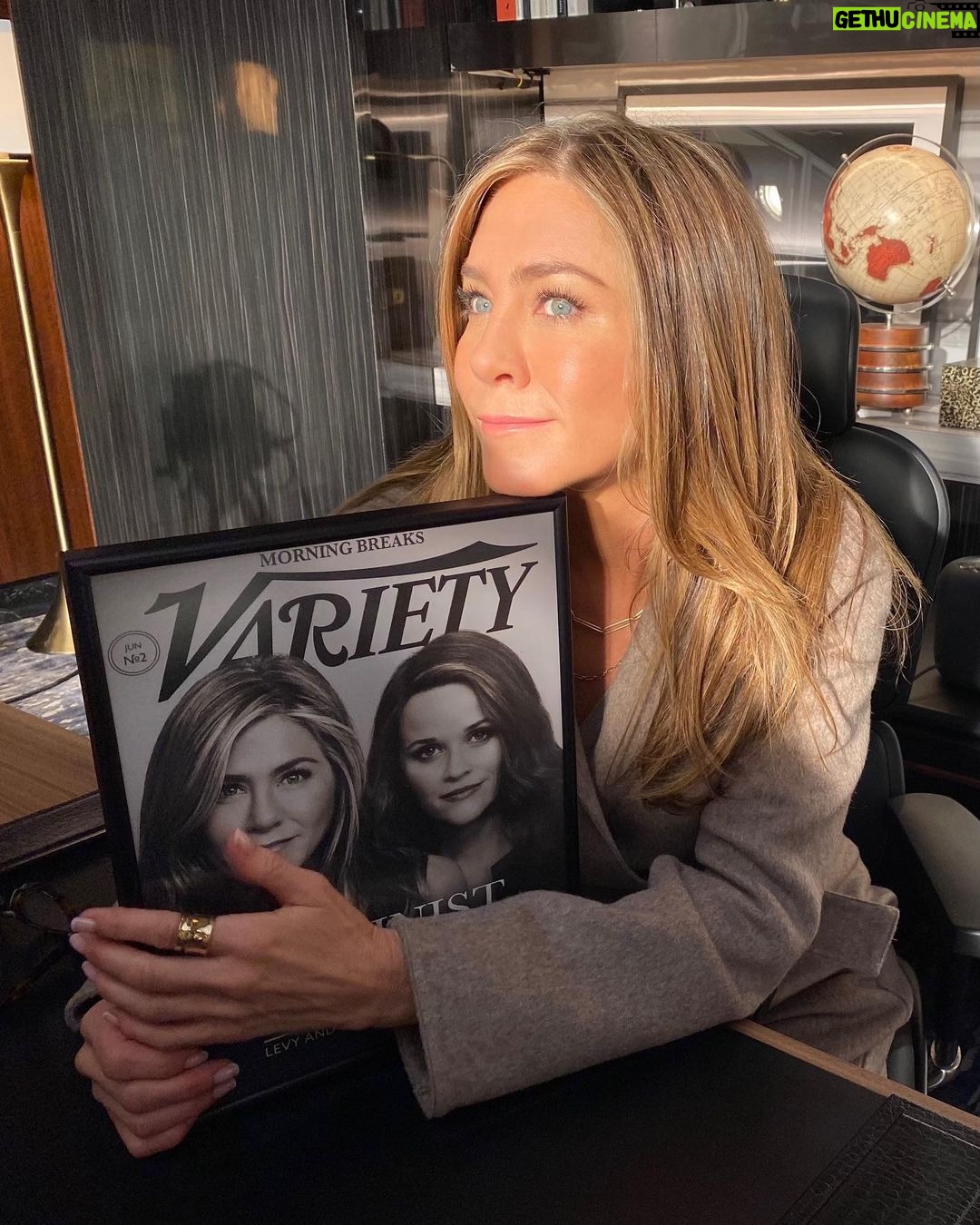 Jennifer Aniston Instagram - We. are. BACK! 🥳 Season 2 of @themorningshow is here and we’re excited to hand it over to you. In the meantime…a little iPhone drop for your entertainment ❤️👈🏼And yes. Alex gets a dog. FINALLY 🥰🐾👊🏼But that’s just the beginning…