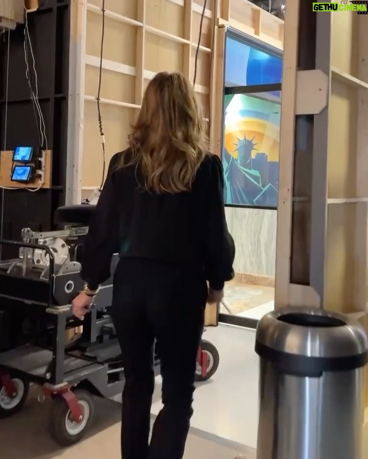 Jennifer Aniston Instagram - We. are. BACK! 🥳 Season 2 of @themorningshow is here and we’re excited to hand it over to you. In the meantime…a little iPhone drop for your entertainment ❤️👈🏼And yes. Alex gets a dog. FINALLY 🥰🐾👊🏼But that’s just the beginning…