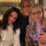 Jennifer Aniston Instagram - Hi from the girls across the hall 👋🏼