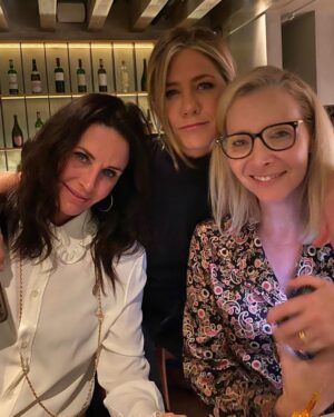 Jennifer Aniston Instagram - Hi from the girls across the hall 👋🏼