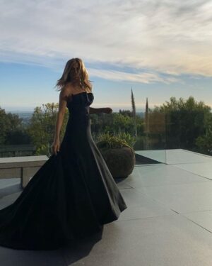 Jennifer Aniston Instagram - Last night. 
My little women. Supported me all night. (Had enough room for them and then some under that gown 🥳) Thank you @Dior for this stunning piece of art 🖤