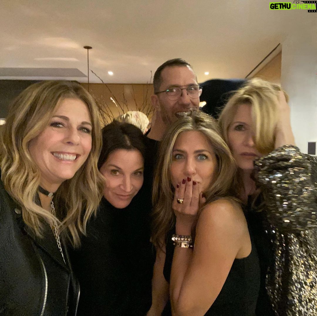 Jennifer Aniston Instagram - Lotta love in that room ☺️ Happy Holidays!