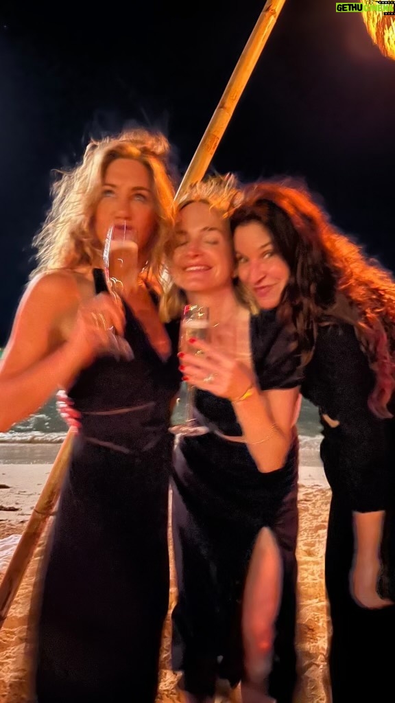 Jennifer Aniston Instagram - Thanks 2022 🫡 2023….ready, set, let’s go 🥳 Happy New Year everyone! ❤️