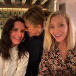 Jennifer Aniston Instagram - Hi from the girls across the hall 👋🏼