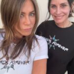 Jennifer Aniston Instagram - friends forever ❤️link in bio 👩🏼‍🤝‍👩🏻 @americares @ebmrf