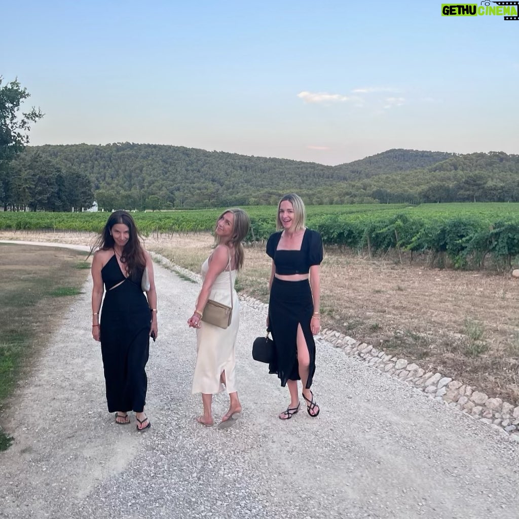 Jennifer Aniston Instagram - Summertime photo dump ☀️🥰😎❤️