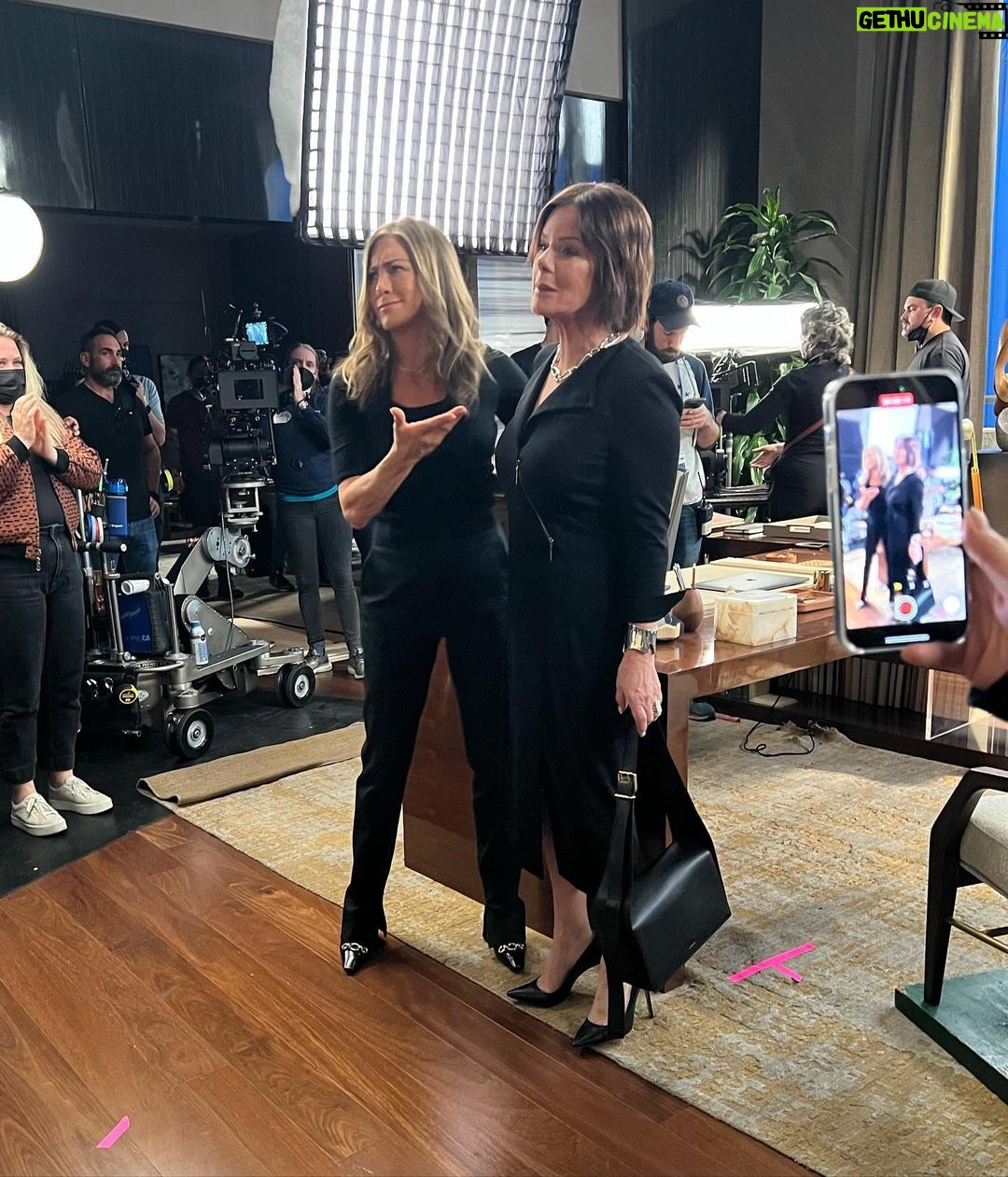 Jennifer Aniston Instagram - That’s a wrap on Season 3 🥹👏🏼Love love LOVE this @themorningshow crew —❤️ So much more to come 😘💥!!