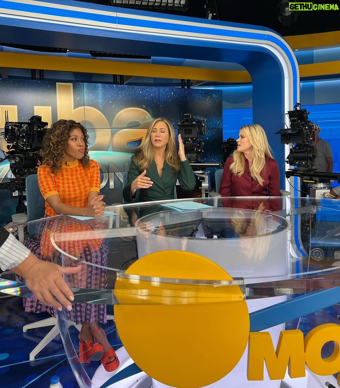 Jennifer Aniston Instagram - That’s a wrap on Season 3 🥹👏🏼Love love LOVE this @themorningshow crew —❤️ So much more to come 😘💥!!
