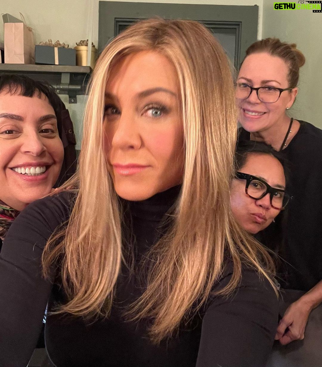 Jennifer Aniston Instagram - That’s a wrap on Season 3 🥹👏🏼Love love LOVE this @themorningshow crew —❤️ So much more to come 😘💥!!