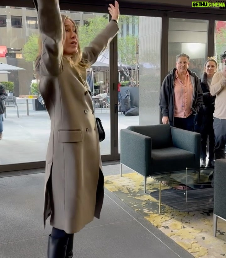 Jennifer Aniston Instagram - That’s a wrap on Season 3 🥹👏🏼Love love LOVE this @themorningshow crew —❤️ So much more to come 😘💥!!