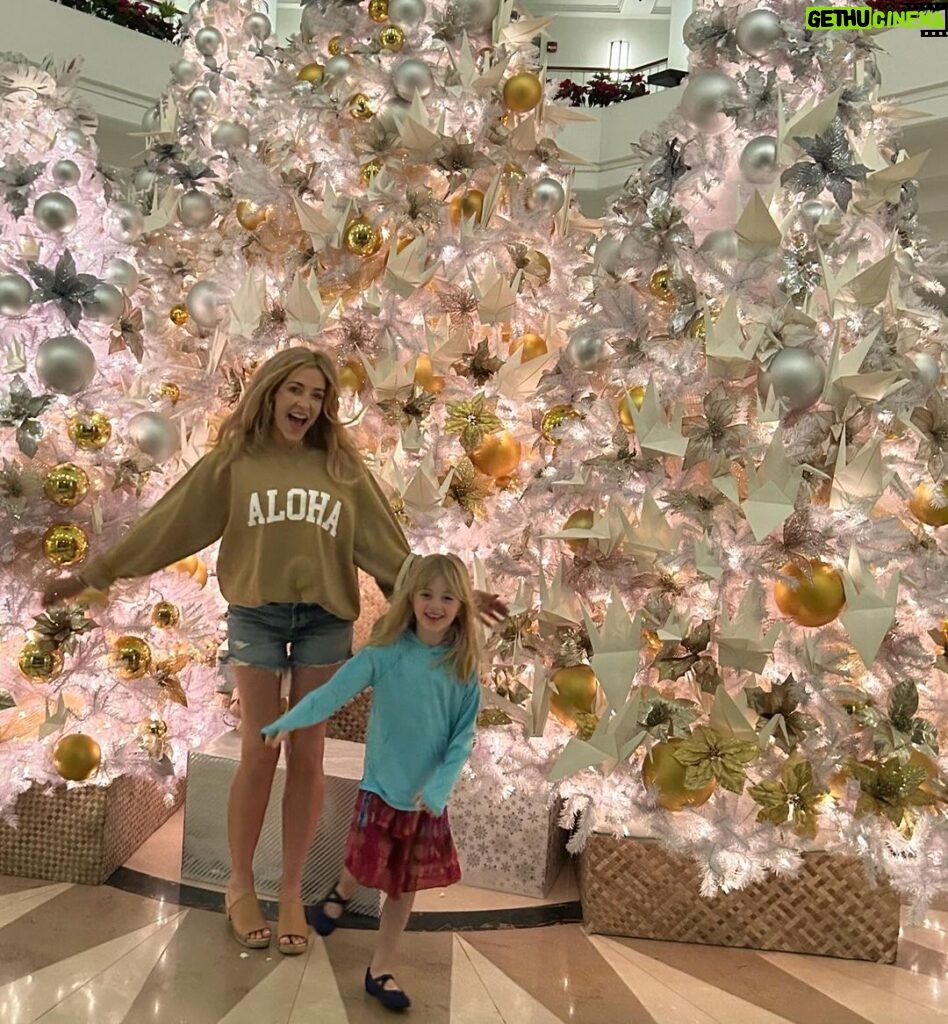 Jennifer Finnigan Instagram - Really nailed these Xmas tree shots…..until the next day when she was OVERRRR ITTTTT ➡️➡️ #aloha #melekalikimaka #holidayspirit #momyouresoembarrassing Four Seasons Resort O‘ahu at Ko Olina