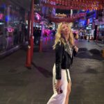 Jennifer Finnigan Instagram - Oh hellooooo much needed long-weekend in #london !!!! Please try to suffer through my next series of cheesy travel pics. Much appreciated. Thanks, and thanks @jonnysilverman for taking these pics while heavily eye-rolling 🙄😘😘😘🇬🇧🇬🇧🇬🇧 #londonlife London, United Kingdom