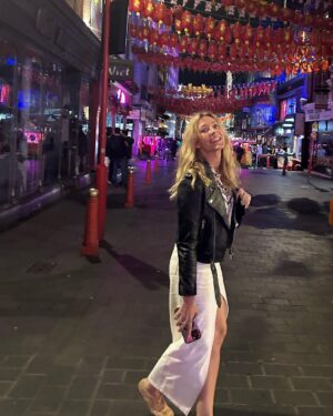Jennifer Finnigan Instagram - Oh hellooooo much needed long-weekend in #london !!!! Please try to suffer through my next series of cheesy travel pics. Much appreciated. Thanks, and thanks @jonnysilverman for taking these pics while heavily eye-rolling 🙄😘😘😘🇬🇧🇬🇧🇬🇧 #londonlife