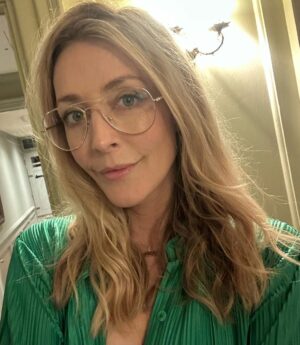 Jennifer Finnigan Instagram - Jonny always says my motto is: “I wanna see it, I wanna taste it, I wanna touch it, I wanna smell it, I wanna buy it, I wanna go to there.” 
I just wanna live. To the fullest. I know some of you guys feel the same…Happy Bday (to me and all y’all Leo/Virgo cusps.) 
Life may fly by but I’m so grateful i still feel like I’m absorbing every moment.
Allllll my love ❤️❤️💚💚🤍🤍