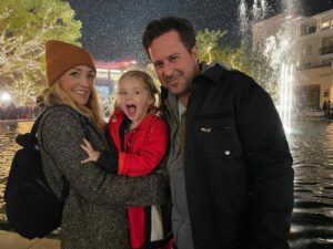 Jennifer Finnigan Instagram - Nothing in life makes me happier than when my kid is happy. Then my heart is full. ❤️❤️❤️ (that’s fake, LA, soap snow btw….but hey, works for me!)