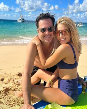 Jennifer Finnigan Instagram - One more drop from our little holiday…I know I know “Enough already Finnigan!!!” I’m even annoying myself with these pics. But it was all so blue and so warm and so gorgeous!!!! And yes that’s a damn bistro table in the ocean (and a damn Pina Colada in my hand)!!!!
Also the lizard. Iguana?😳) 💙💙💙 #stmaarten #caribbean #dreamvacation