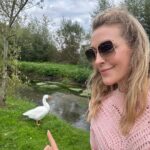 Jennifer Finnigan Instagram - Swan (ok goose) Selfie!!!!! And a bunch of postcard background pics….and more goose. #cotswolds you’re pretty as a picture (or many, many pictures)😍🇬🇧 #uk #bourtononthewater #slaughters Bourton-On-The-Water, Cotswold