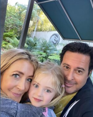 Jennifer Finnigan Instagram - So grateful for my little fam today. Had the greatest day at EJ’s first theme park yesterday!!! She was so brave!!! 
Happy Thanksgiving to you and yours, may your holiday be filled with love and health and joy and laughter!!!!! 🦃🍁 🥧 🧡💛🤎 #happythanksgiving