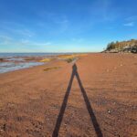 Jennifer Finnigan Instagram - Coolest filming location EVER. The Bay of Fundy has the fastest rising tides in the world!! It’s also a UNESCO World Heritage Site because its beaches and shorelines have “the world’s most complete fossil record of life 300 million years ago”. The last pic is what the shoreline (and water level) looked like when I first started filming, and the video I took is from less than 2 hrs later. Amazing!!!!! #novascotia #novascotiatravel #bayoffundy @moonshineseries Bay Of Fundy Nova Scotia
