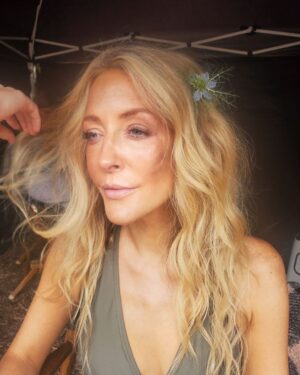 Jennifer Finnigan Instagram - Going for forest fairy 🧚 🌲 🍃 #moonshine @moonshineseries 🎥