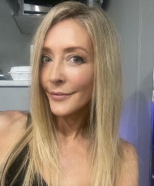 Jennifer Finnigan Instagram - Compulsory trailer Bday selfie from work……thank you all for your beautiful texts and messages!!!!! I feel very loved today!!!!! #mybday 🤗❤️🙏🏻