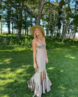 Jennifer Finnigan Instagram - #PEI wedding chic….aiming for fashionable Anne Of Green Gables? 🤔(and of course my little scene stealer in photo 2 ;) #princeedwardisland #cavendish #anneofgreengables 🇨🇦💚