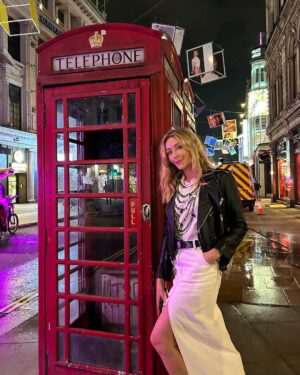 Jennifer Finnigan Instagram - Oh hellooooo much needed long-weekend in #london !!!! Please try to suffer through my next series of cheesy travel pics. Much appreciated. Thanks, and thanks @jonnysilverman for taking these pics while heavily eye-rolling 🙄😘😘😘🇬🇧🇬🇧🇬🇧 #londonlife