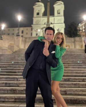 Jennifer Finnigan Instagram - We’re Italian models now.
(@jonnysilverman what are we doing?!? 🤦🏼‍♀️) 📸: @drewjrausch