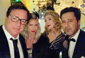 Jennifer Finnigan Instagram - Happy Birthday dear sweet friend. If life were fair, you’d still be here, being the greatest dad and husband and friend, and all around human. And maybe we’d be together right now. Me and Jonny, you and Kelly, having dirty martinis with extra blue cheese olives at one of your favorite spots. We’d be talking about life….about the hard stuff and the great stuff and everything in between. We’d be laughing so hard we’d forget about the state of the world. You’d order everything on menu. And then, we may even leave and have a whole other meal somewhere else, because none of us would want the night to end (this actually happened more than once) 
But life’s not fair, and you’re not here, and we miss you so damn much it hurts. We’re toasting you today, dear Bobby. Hope they make a mean martini up there.
@eattravelrock @jonnysilverman ❤️